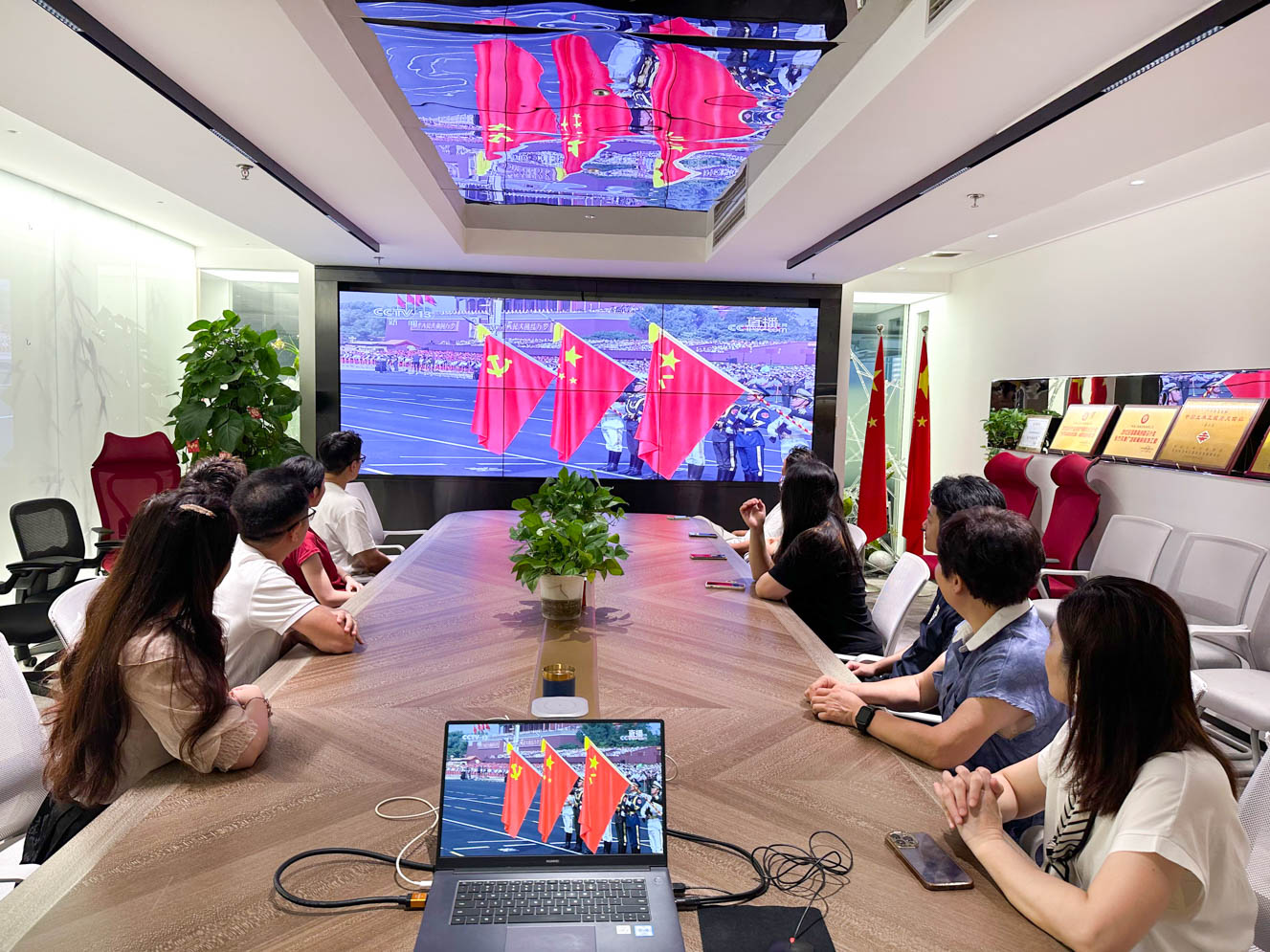 珠江装饰党支部组织党员观看九三阅兵仪式